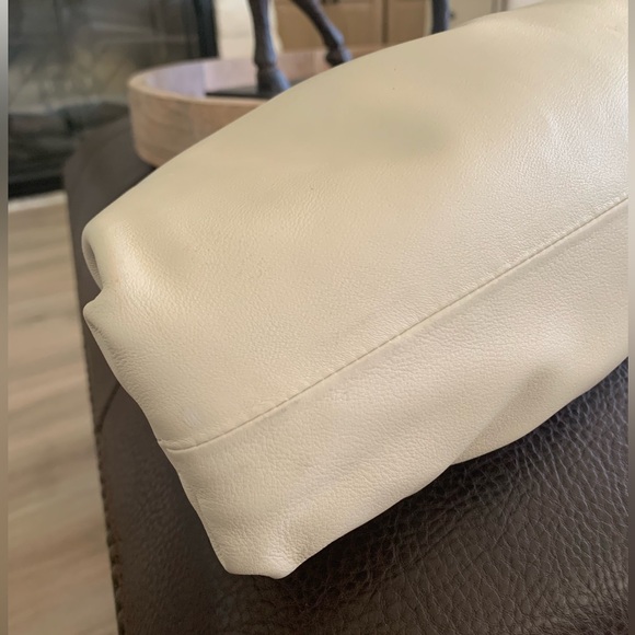 Bottega Veneta The Pouch Leather Clutch - Picture 10 of 16